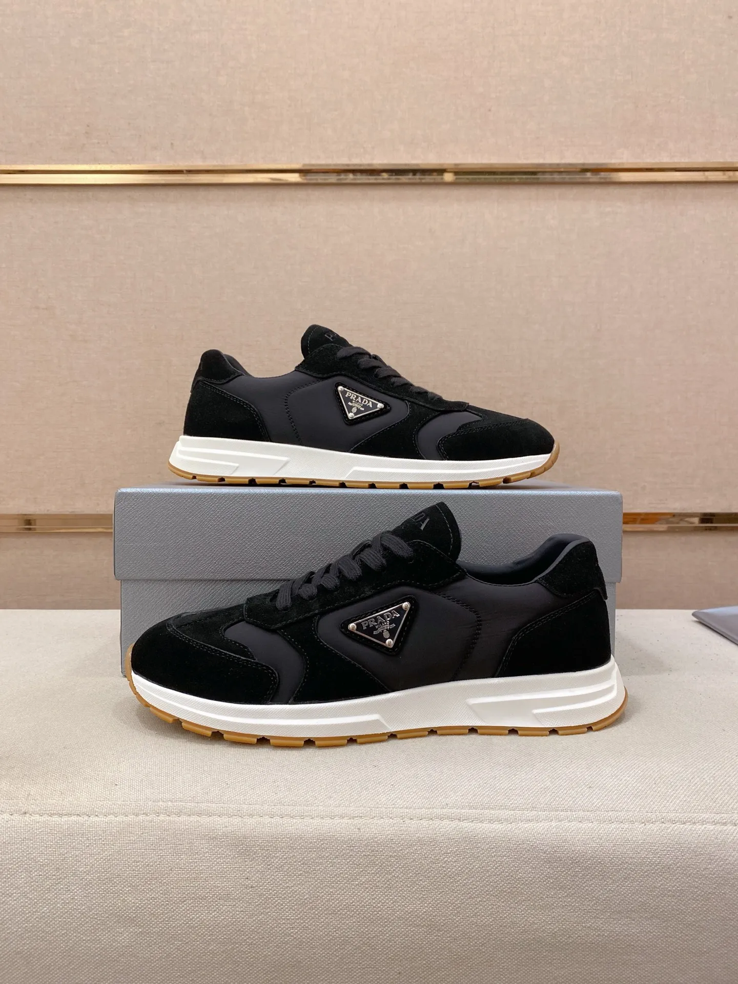 Men's Men's Shoes 💰 620💰 ✔️✔️✔️High version High-quality new PRADA (Prada) counters are launched simultaneously. The new men's shoes and 😘fabrics are selected from first-layer cowhide fabrics. Lining: Imported cowhide leather lining. 👍🏿High-end☄️Open-molded non-slip rubber outsole, exquisite lines, simple and elegant, comfortable and high-end for leisure travel. Code number: 38 to 45